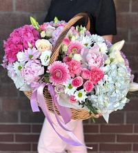 Цветочная композиция из Розы, Хризантемы, Пионы и Лизиантусы в корзине в Каясуле
