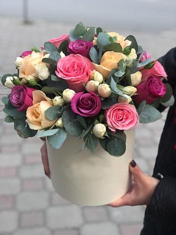 Цветочная композиция из Розы в шляпной коробке в Каясуле