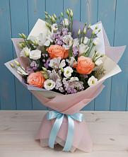 Букет цветов из:  Лизиантусы, Розы, Альстромерии и Гипсофила в Каясуле