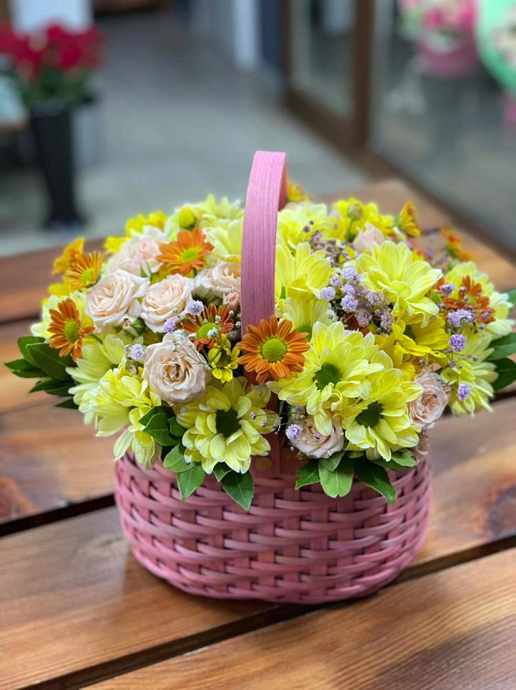 Цветочная композиция из Хризантемы и Розы в корзине в Каясуле