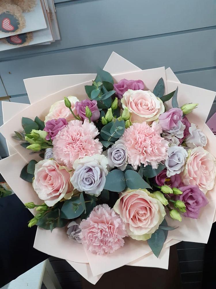 Букет цветов из: Розы, Гвоздики и Лизиантусы в Каясуле